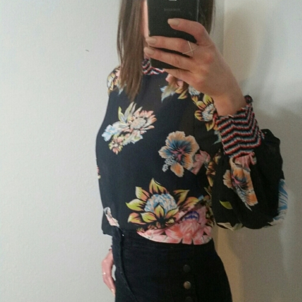 Vici Jealous Tomato Navy Blue Floral Blouse Size Small - Picture 3 of 11